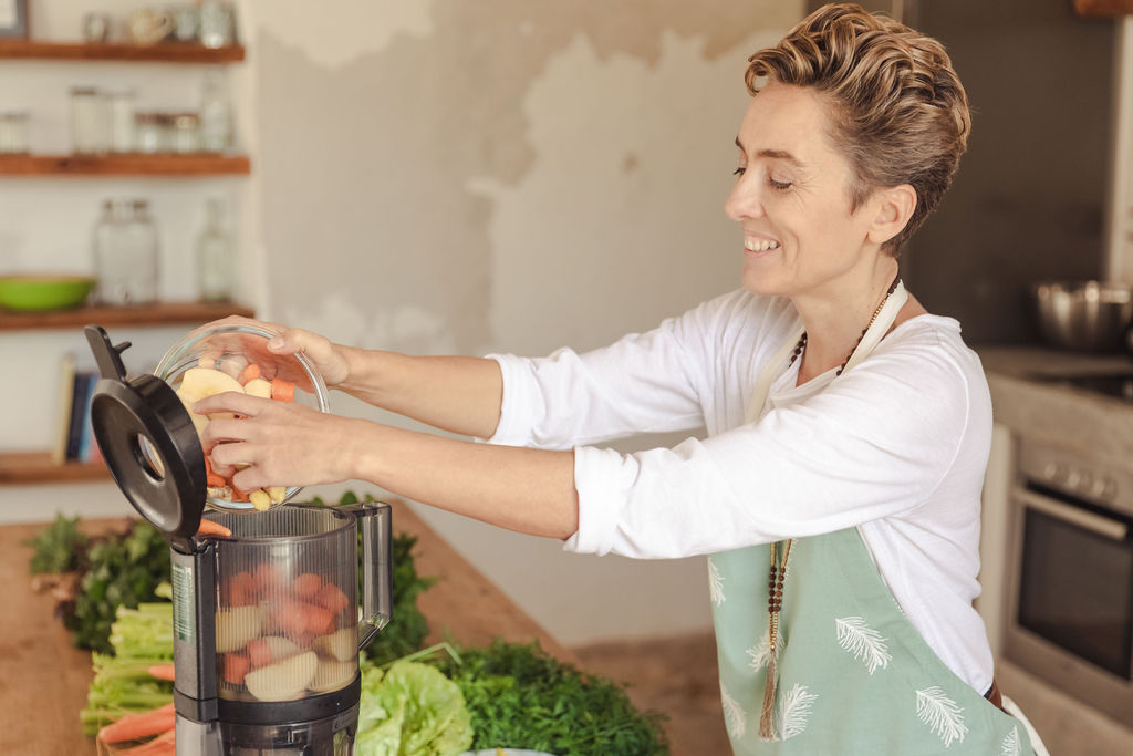 Nutrition Coach Melania making a juice 